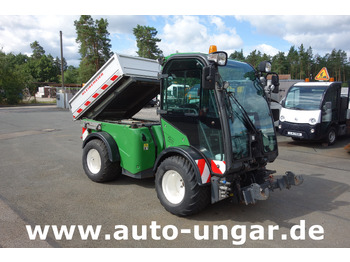Komunální traktor