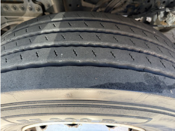 Auto s hydraulickou rukou, Plachtový nákladní auto Mercedes-Benz Actros 1827 Kran Palfinger PK 9002: obrázek 2