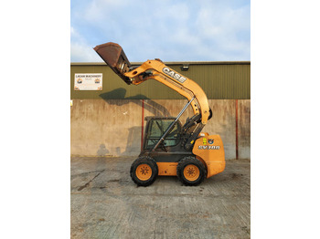 Smykový nakladač CASE