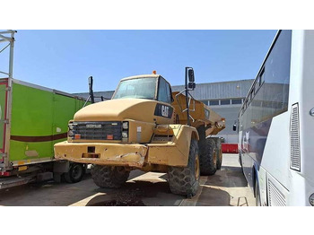 Kloubový sklápěč CATERPILLAR 740