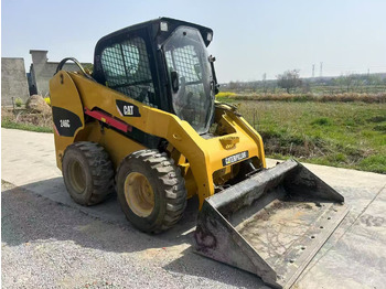 Smykový nakladač CATERPILLAR