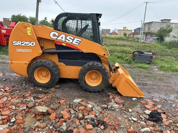 Smykový nakladač CASE