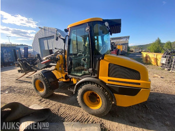 Kolový nakladač JCB 407