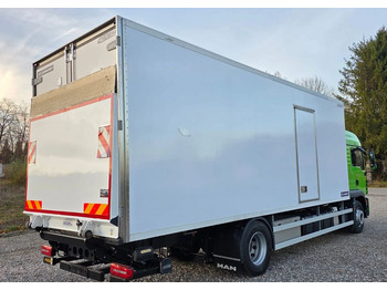 Chladírenský nákladní automobil MAN TGM 18.320 / 18.290 / 15.290 / IZOTERMA / WINDA / 19PALET / E6 / 08.2018 / LIFT / SPROWADZONY / AUTOMAT / SYPIALKA / PIERWSZY WŁAŚCICIEL / BOCZNE DRZWI / STAN BARDZO DOBRY: obrázek 5 Chladírenský nákladní automobil MAN TGM 18.320 / 18.290 / 15.290 / IZOTERMA / WINDA / 19PALET / E6 / 08.2018 / LIFT / SPROWADZONY / AUTOMAT / SYPIALKA / PIERWSZY WŁAŚCICIEL / BOCZNE DRZWI / STAN BARDZO DOBRY: obrázek 5