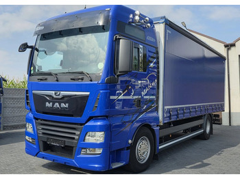 Plachtový nákladní auto MAN TGX