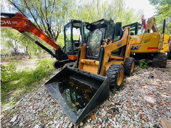 Smykový nakladač CASE