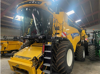 Sklízecí mlátička NEW HOLLAND CR series