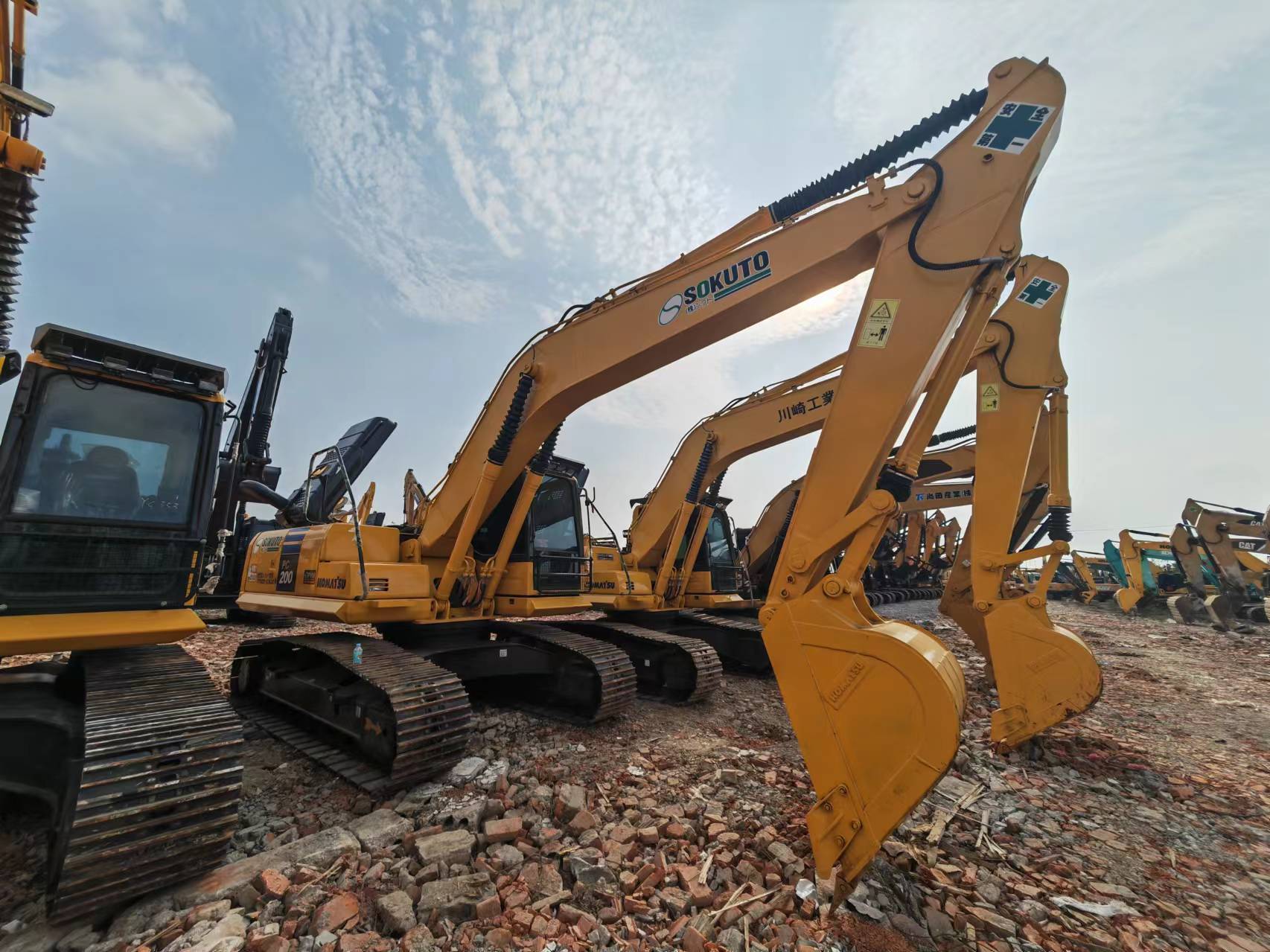 Pásové rýpadlo KOMATSU PC200