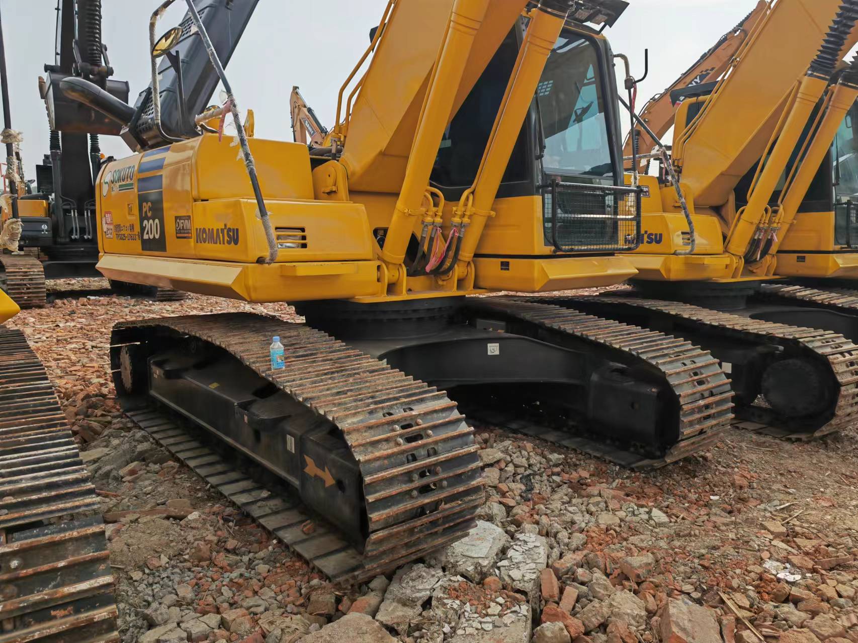Pásové rýpadlo KOMATSU PC200: obrázek 3