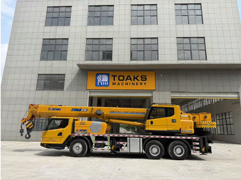 Auto s hydraulickou rukou