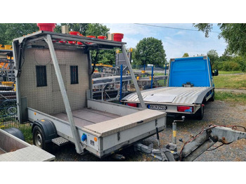 Přívěs Trebbiner Absperrtafel VZ616 LED Funkwarnmeldeanlage Absperrtafel Sperrwand Verkehrsleittafel Verkehrsleitanhänger Verkehrssicherungsanhänger Leitanhänger Leittafel Verkehrssicherung Nissen Horizont: obrázek 2