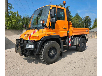 Vozidlo pro zimní údržbu UNIMOG U300