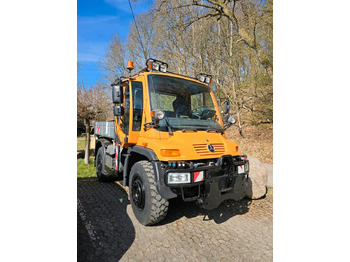 Vozidlo pro zimní údržbu UNIMOG U400