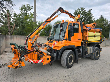 Vozidlo pro zimní údržbu UNIMOG U400