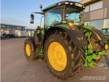 Traktor John Deere 6215R: obrázek 4