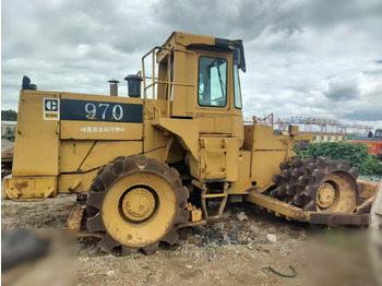 Silniční válec CATERPILLAR