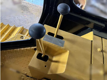 Buldozer CATERPILLAR D4C: obrázek 5