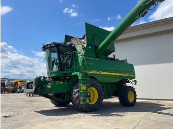 Sklízecí mlátička JOHN DEERE