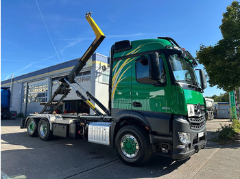Hákový nosič kontejnerů MERCEDES-BENZ Arocs 2551