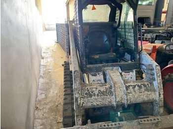Smykem řízený nakladač pásový BOBCAT
