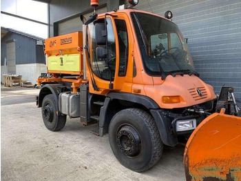 Vozidlo pro zimní údržbu UNIMOG