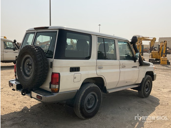 SUV 2014 Toyota Land Cruiser LX 76L 4x4 SUV: obrázek 3