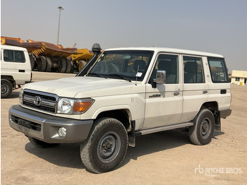 SUV 2014 Toyota Land Cruiser LX 76L 4x4 SUV: obrázek 2