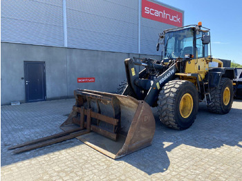Kolový nakladač KOMATSU WA250