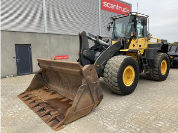 Kolový nakladač KOMATSU WA320