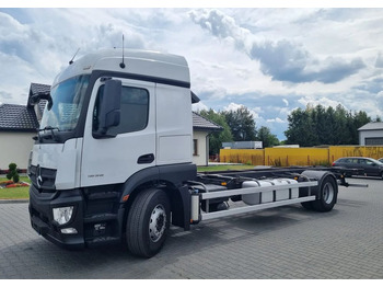 Plachtový nákladní auto MERCEDES-BENZ Actros 1836
