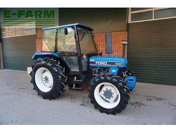 Traktor NEW HOLLAND
