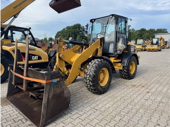 Kolový nakladač CATERPILLAR 908H