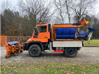 Nákladní auto UNIMOG U400
