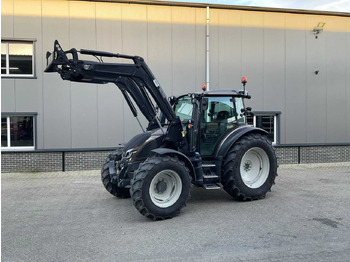 Traktor VALTRA