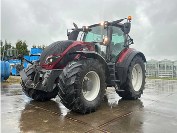 Traktor VALTRA T214