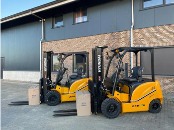 Nový Elektrický vysokozdvižný vozík Hyundai 25B-7A 2.5 ton Triplex Freelift Sideshift Elektra Heftruck Nieuw: obrázek 2