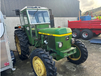 Traktor John Deere 2130 4WD: obrázek 2