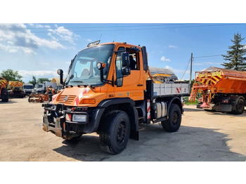 Komunální traktor UNIMOG U400