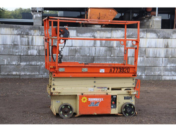 Nůžková plošina JLG