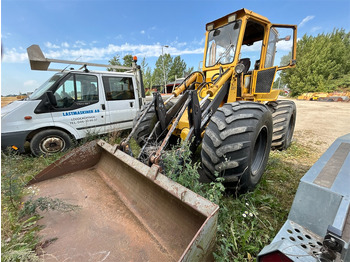 Kolový nakladač CATERPILLAR 910