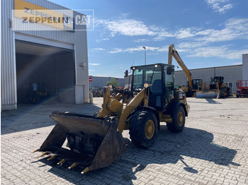 Kolový nakladač CATERPILLAR 906M