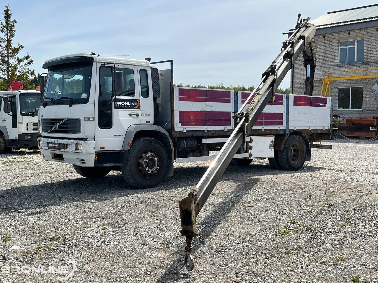 2000 Volvo FL220 4x2 + Hiab 102-4 - Nákladní automobil valníkový/ Plošinový, Auto s hydraulickou rukou: obrázek 1 2000 Volvo FL220 4x2 + Hiab 102-4 - Nákladní automobil valníkový/ Plošinový, Auto s hydraulickou rukou: obrázek 1