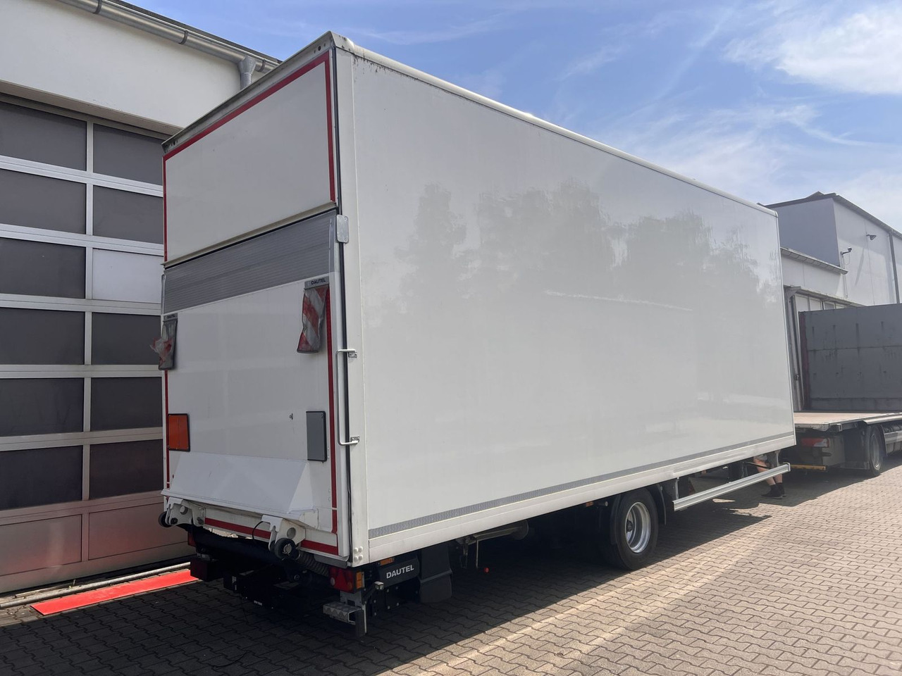Ackermann 1 Achs Kofferanhänger mit Ladebordwand 10,5 t G - Skříňový přívěs: obrázek 1 Ackermann 1 Achs Kofferanhänger mit Ladebordwand 10,5 t G - Skříňový přívěs: obrázek 1