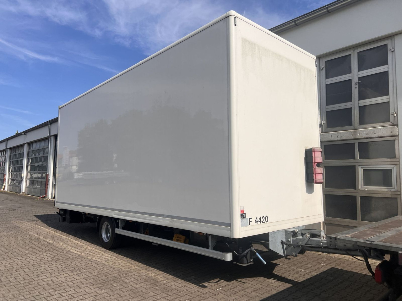 Ackermann 1 Achs Kofferanhänger mit Ladebordwand 10,5 t G - Skříňový přívěs: obrázek 2 Ackermann 1 Achs Kofferanhänger mit Ladebordwand 10,5 t G - Skříňový přívěs: obrázek 2