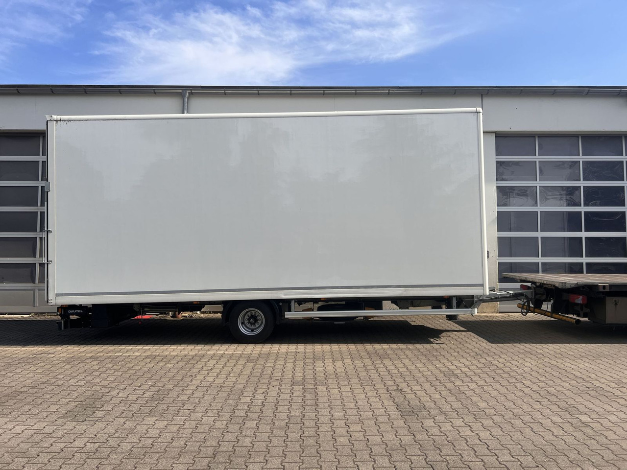 Ackermann 1 Achs Kofferanhänger mit Ladebordwand 10,5 t G - Skříňový přívěs: obrázek 4 Ackermann 1 Achs Kofferanhänger mit Ladebordwand 10,5 t G - Skříňový přívěs: obrázek 4
