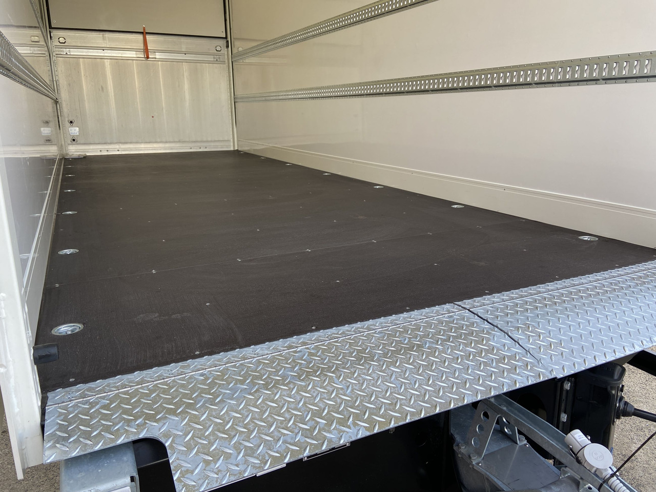 Nový Skříňový přívěs Möslein TKO105 D-L 7 m Tandem Koffer, Ladebordwand 1,5 t + DurchladbarNeufahrzeug --: obrázek 6 Nový Skříňový přívěs Möslein TKO105 D-L 7 m Tandem Koffer, Ladebordwand 1,5 t + DurchladbarNeufahrzeug --: obrázek 6