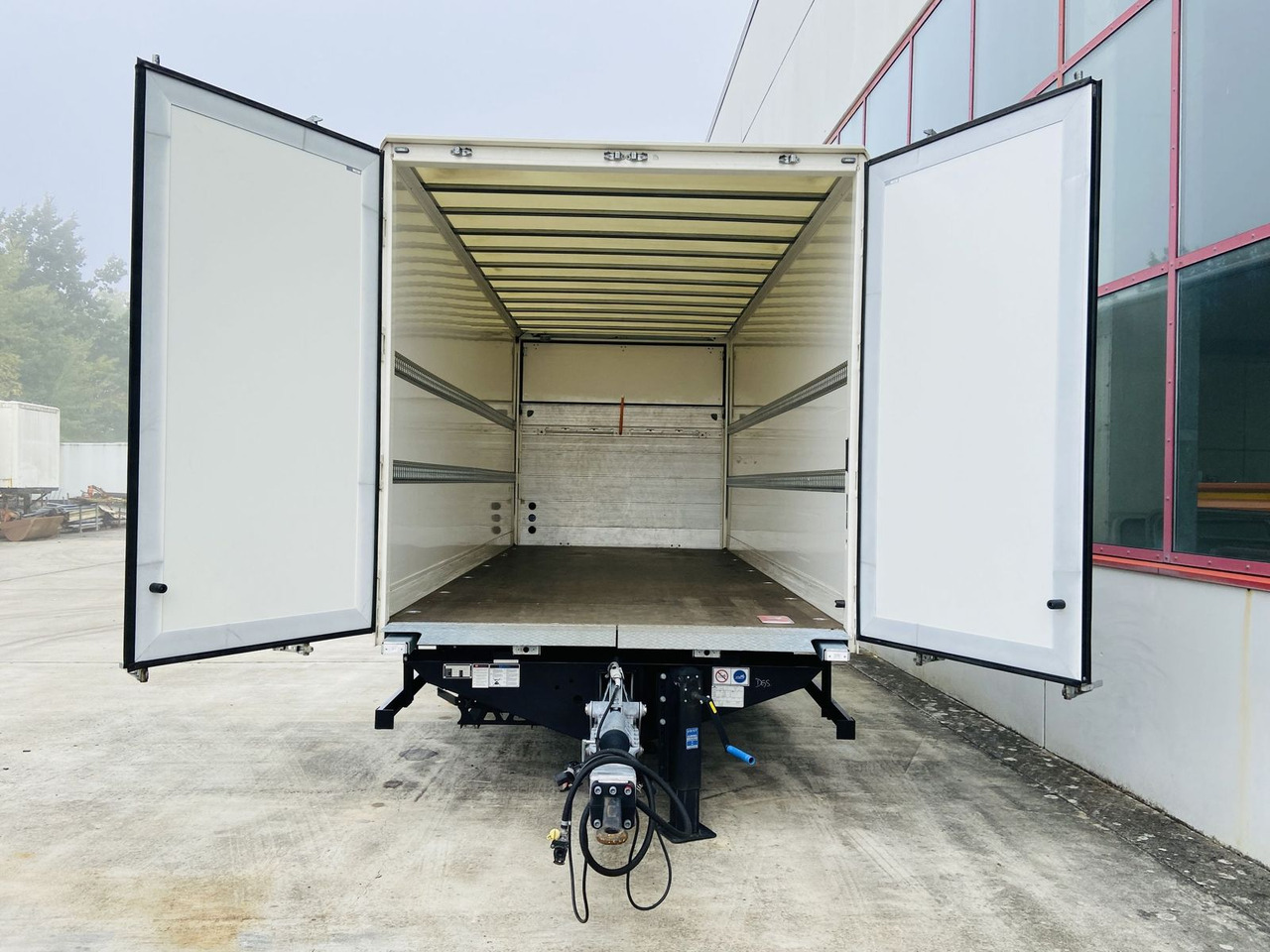 Möslein Tandem Koffer, Ladebordwand 1,5 t + Durchladbar - Skříňový přívěs: obrázek 5 Möslein Tandem Koffer, Ladebordwand 1,5 t + Durchladbar - Skříňový přívěs: obrázek 5