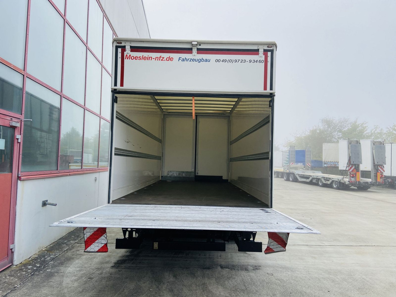 Möslein Tandem Koffer, Ladebordwand 1,5 t + Durchladbar - Skříňový přívěs: obrázek 4 Möslein Tandem Koffer, Ladebordwand 1,5 t + Durchladbar - Skříňový přívěs: obrázek 4