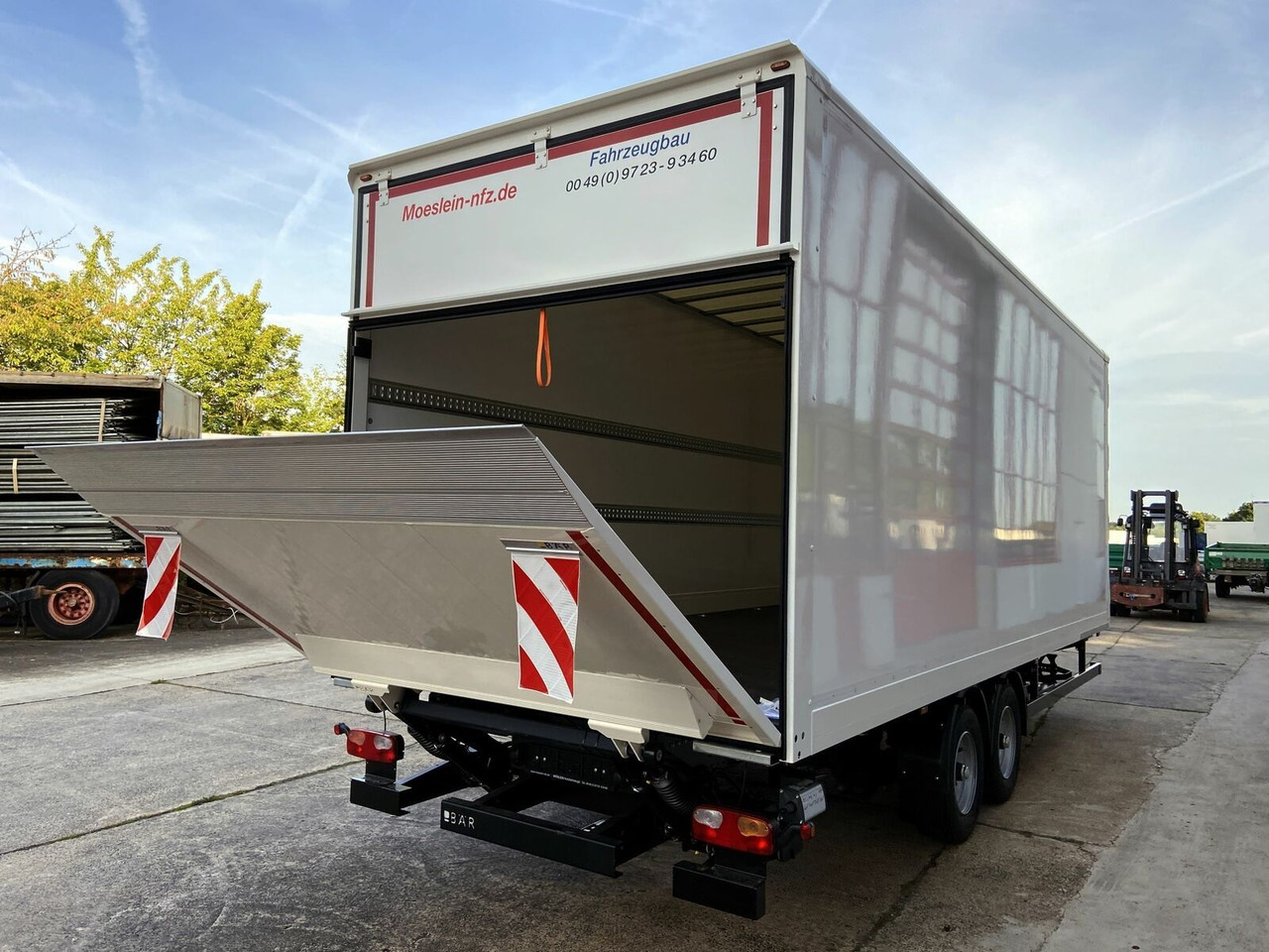 Möslein Tandem Koffer, Ladebordwand 1,5 t + Durchladbar - Skříňový přívěs: obrázek 2 Möslein Tandem Koffer, Ladebordwand 1,5 t + Durchladbar - Skříňový přívěs: obrázek 2