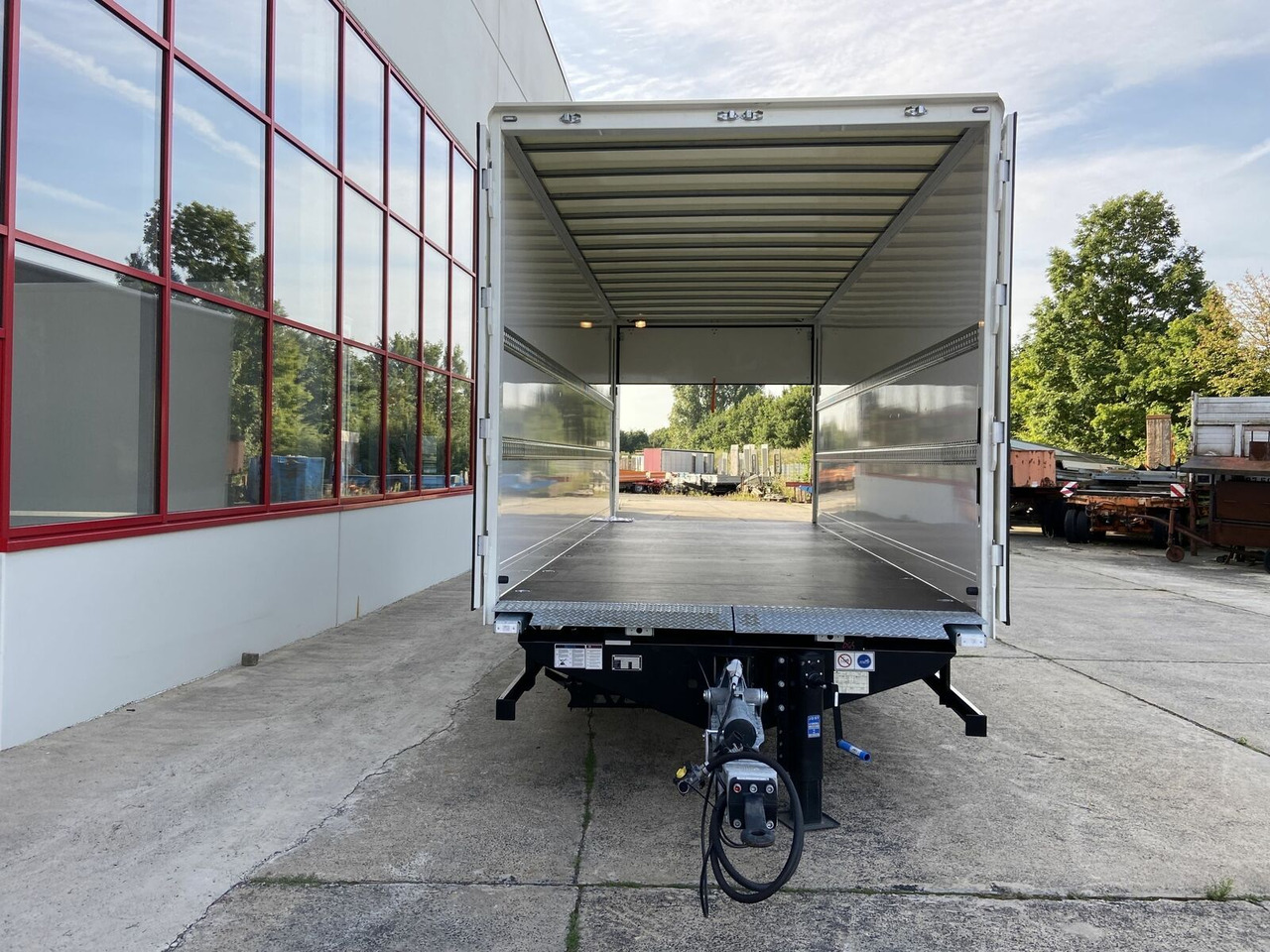 Möslein Tandem Koffer, Ladebordwand 1,5 t + Durchladbar - Skříňový přívěs: obrázek 3 Möslein Tandem Koffer, Ladebordwand 1,5 t + Durchladbar - Skříňový přívěs: obrázek 3